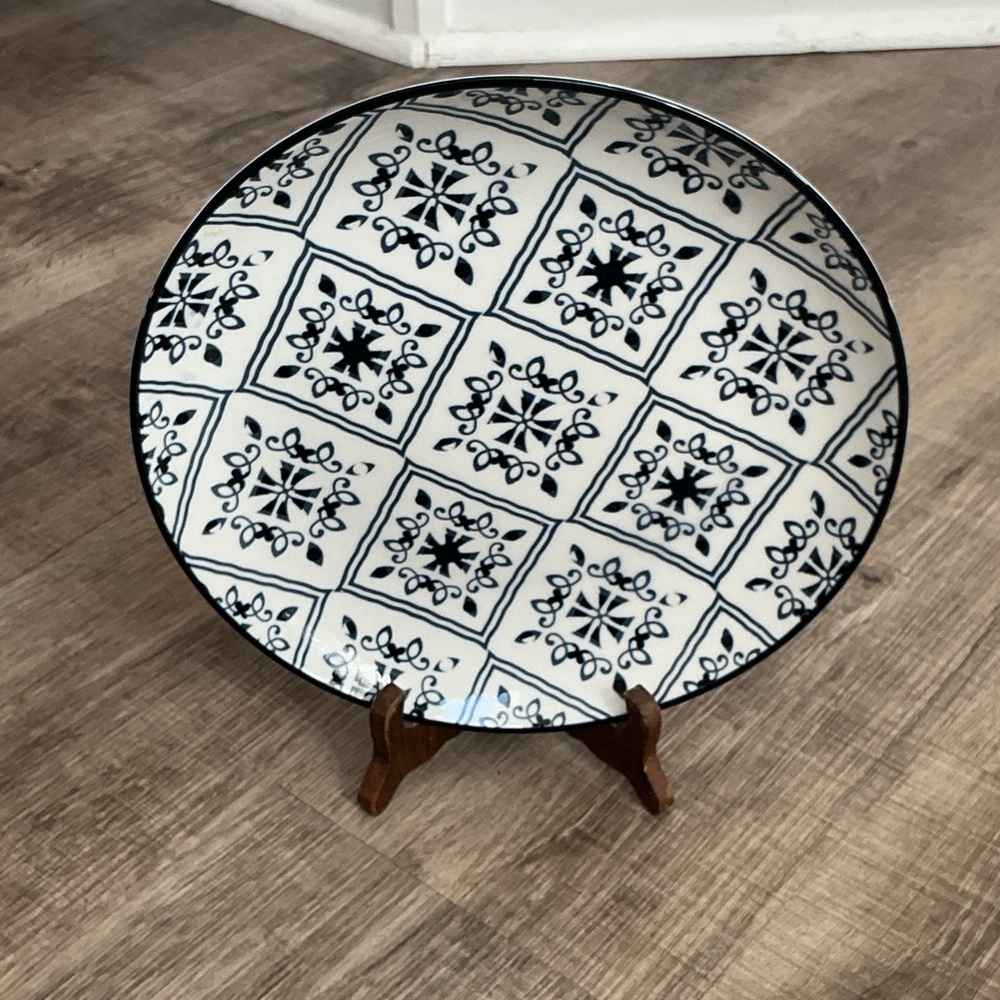 Orly Maison New York 10-inch Dinner Plate Blue White Square Geometric Pattern
